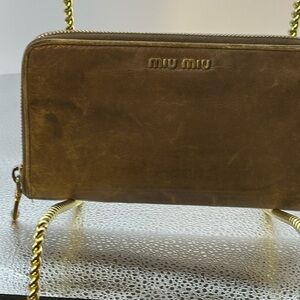 Vintage MIUMIU. And good use condition. The edges have a little bit of wear​​